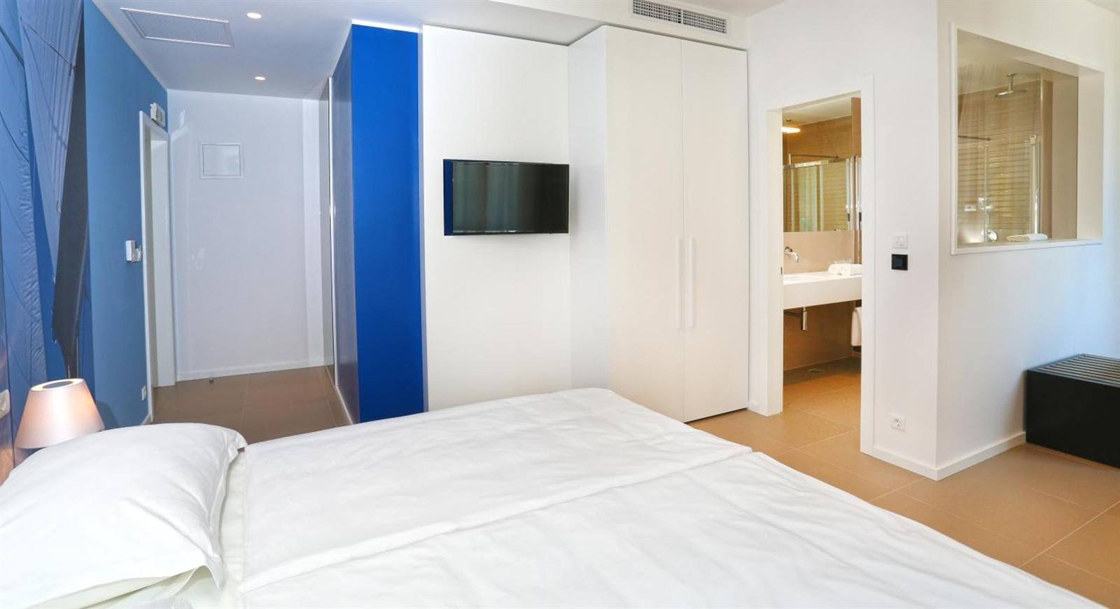 Double room with an entry corridor, flat-screen TV and wardrobe